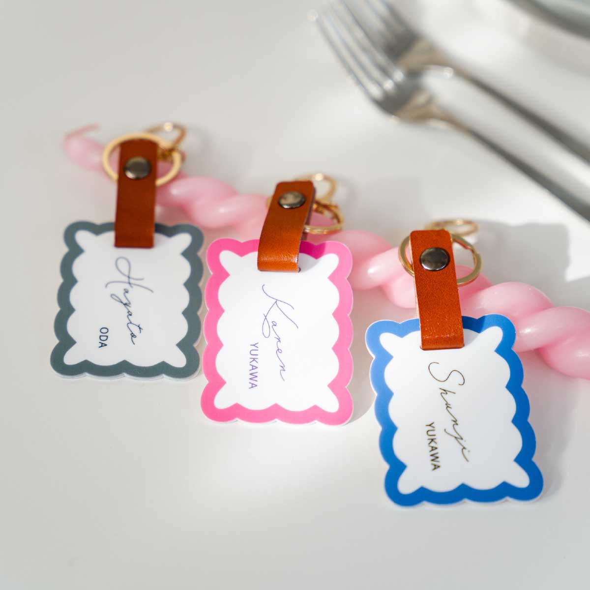 「1個から購入可能」ウェーブ席札|なみなみ・エスコートカード・ネームタグ・ラゲッジタグ