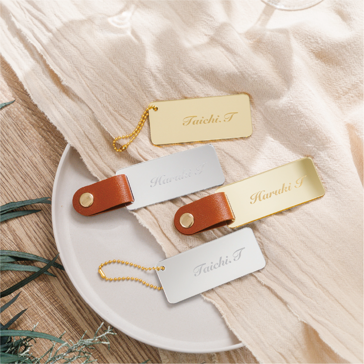 席札 1個から購入可能」ゴールド・シルバーアクリル席札（長方形）｜レザー