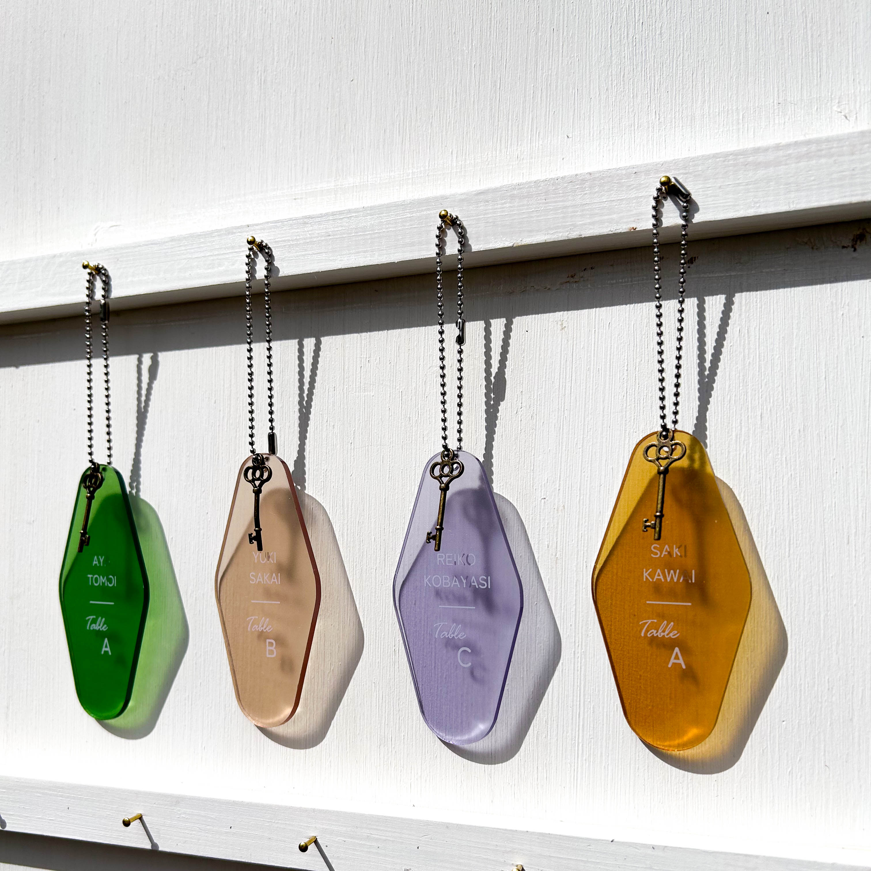 「1個から購入可能」ホテルキー席札 (クリアカラー) モーテル 挙式用 エスコートカード 席札 UV印刷 おしゃれなキーホルダー